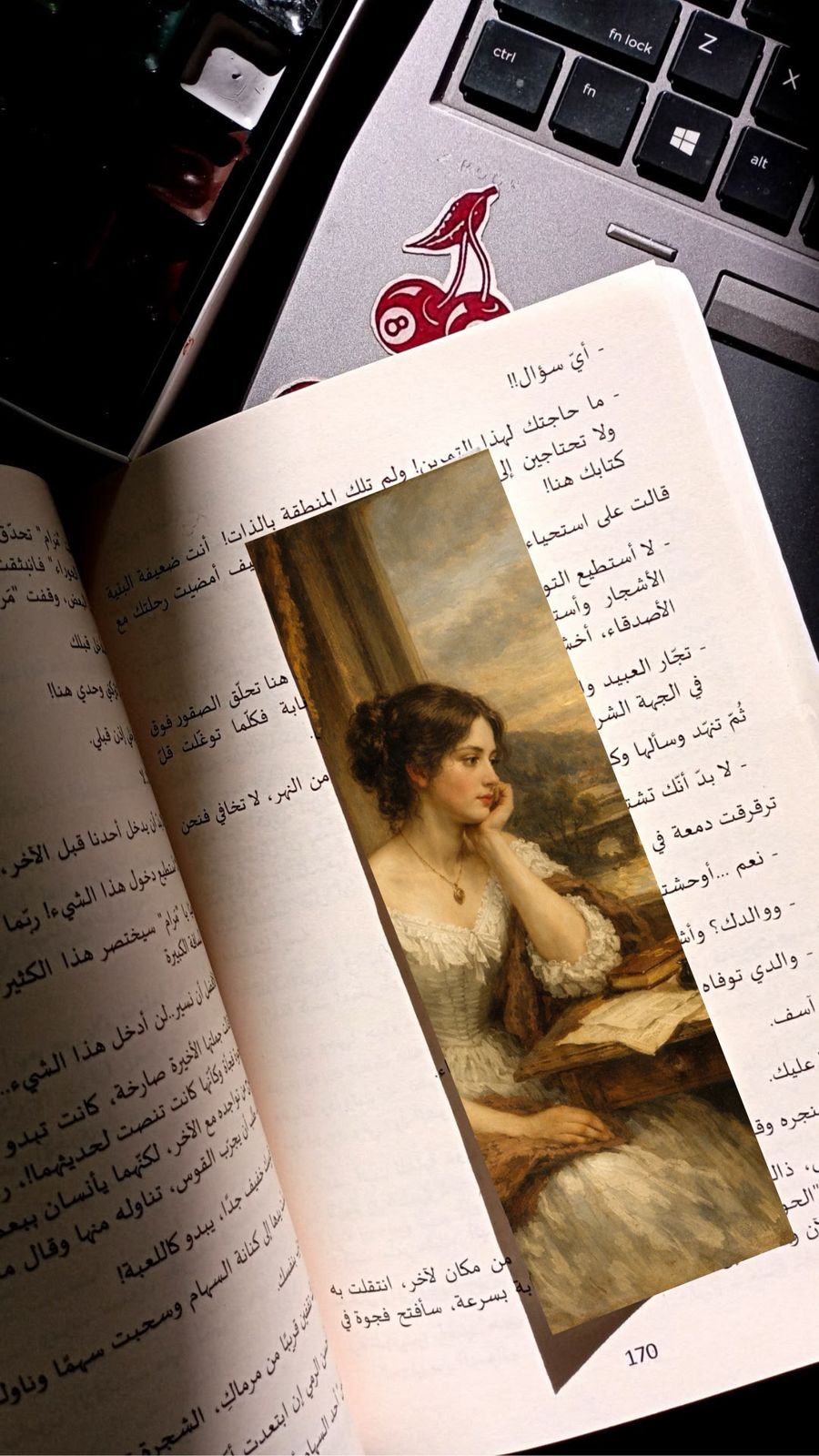 بوك مارك ورقية سيدة عند النافذة